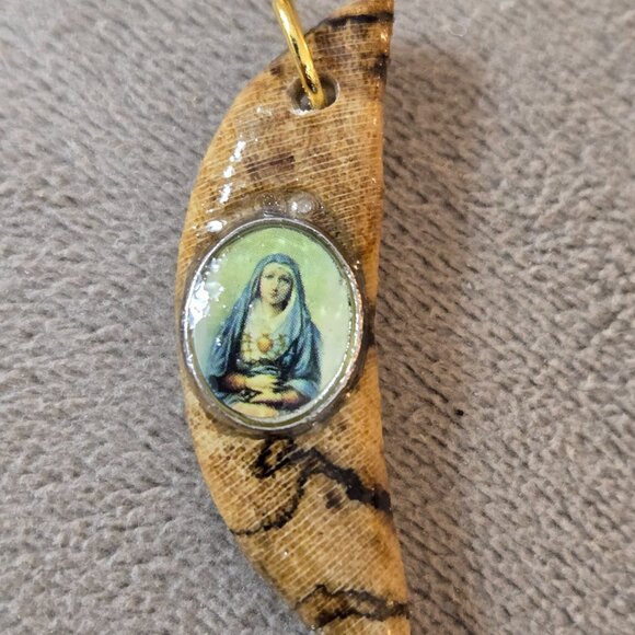 Hand Carved Crescent Moon Pendant with Immaculate Heart of Mary Medal - Picture 2 of 9